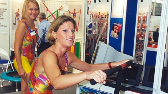 Zwei Frauen aus den 90ern in Sportklamotten. 