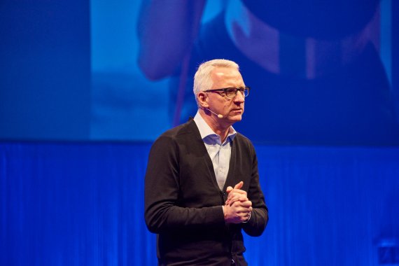 Roland Auschel, Vertriebsvorstand von Adidas, auf Bühne der ISPO Munich 2017. 