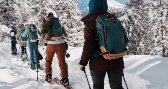 „Backcountry Babes" mit den Splitboards auf Tour in Breckenridge, Colorado 