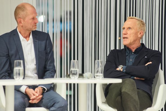 Jochen Niehaus, Chefredakteur von „Focus Gesundheit“ und Ingo Froböse, Professor an der Deutschen Sporthochschule Köln (DSHS) bei der Podiumsdiskussion auf der Health & Fitness-Bühne.