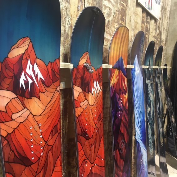 Auf der ISPO Munich 2018 waren die Designer-Boards von Jeremy Jones ein echter HIngucker.