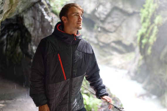 The lightweight thermo hoody from Millet fits into any backpack and protects you when the weather changes in the high mountain areas.