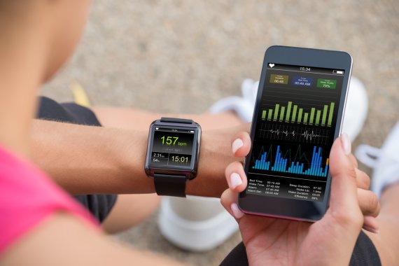 Trend 2, Wearables: Die Vernetzung zwischen Smartwatch, Brustgurt und Smartphone funktioniert mittlerweile reibungslos. So gut, dass am Ende vielleicht bald nur noch das Smartphone und Sensoren in der Kleidung nötig sind, um Tracking-Daten zu analysieren.