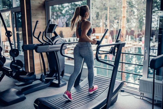 Frau auf einem Crossfit-Laufband