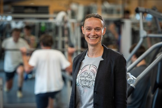 Prof. Jana Strahler von der Universität Freiburg blickt freundlich in die Kamera