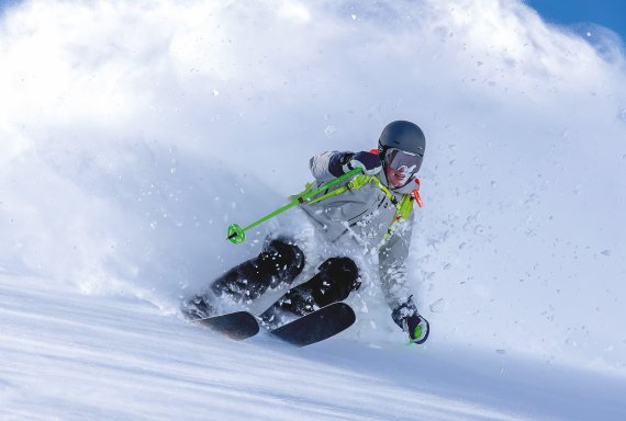 Ski-Fahrer im Schnee