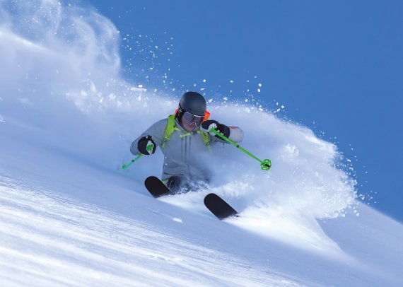 Ski-Fahrer im Schnee