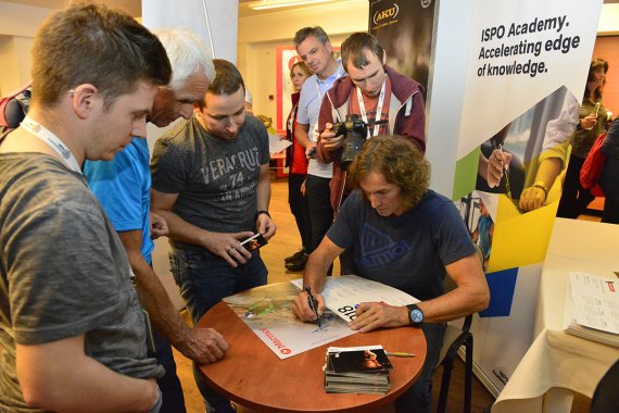 Seine Autogramme sind gefragt: Extremkletterer und Marmot-Ambassador Stephan Glowacz, dessen Vortrag einer der Höhepunkte der ISPO Academy Poland war.