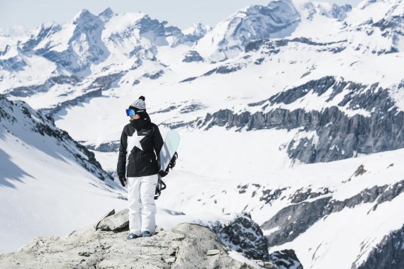 Cinnamon star rider Sina Candrian wears a jacket with the characteristic Zimtstern star.