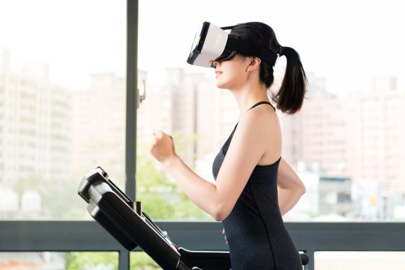 VR auf dem Laufband: Hier verschmelzen Innovation und Sport. Die EPSI möchte Innovationen in allen Bereichen des Sports auf EU-Ebene unterstützen 