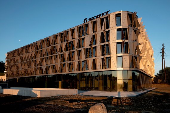 Das Gebäude besteht aus Holz, Beton, Glas und Metall.