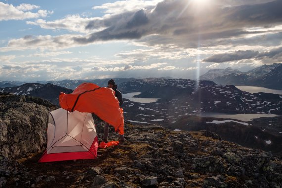 Zeltaufbau in der norwegischen Wildnis 