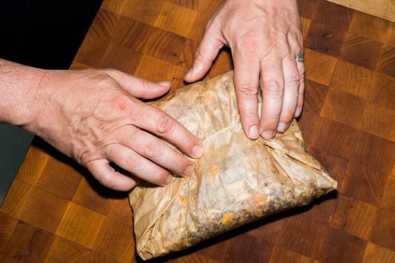 Fertig für die Wandertour: Müsliriegel in Butterbrotpapier 