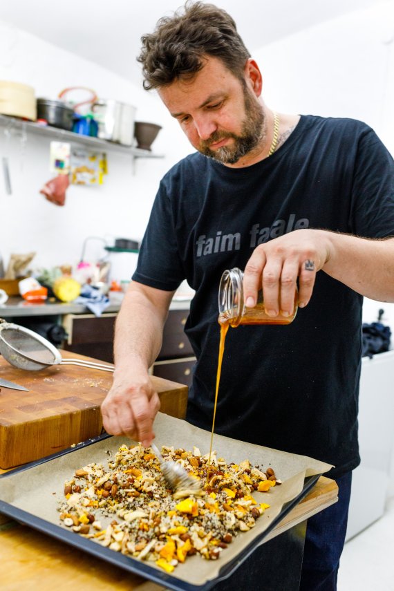 Besser als Müsliriegel aus dem Supermarkt: Trail Mix aus Nüssen, Früchten und Honig