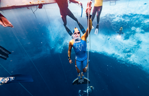 Mit der Monoflosse ist Stephane Tourreau schon bis auf 113 Meter abgetaucht.