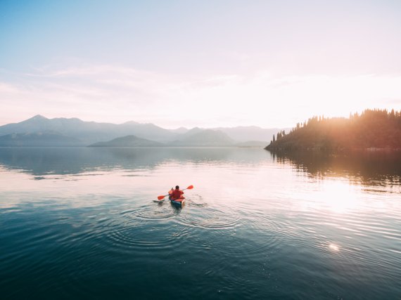 Ansicht eines Kajak Fahrers auf einem See