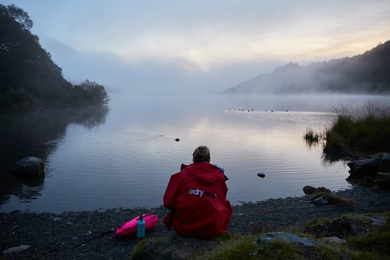 Wichtigstes Accessoire für Seeschwimmer: die »Dry Robe«