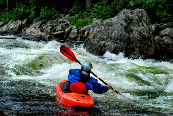 Kajak fahren ist vielseitig. Auch im Wildwasser möglich