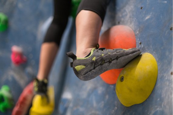 Nahaufnahme von Boulderschuhen während dem Klettern