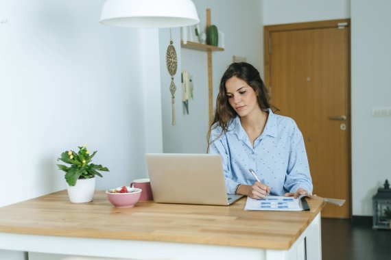 Wie gestaltet man das Home Office möglichst gesund? ISPO.com gibt Tipps.