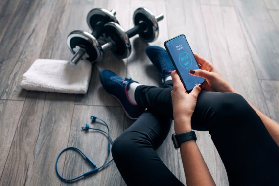 Frau trainiert mit Fitness-App