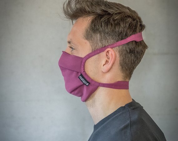 The Maloja "Reusable Mask" in the color "Berry".