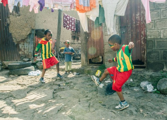 Mithilfe von Sport und Bewegung will Right to Play Leben retten und Zukunftsperspektiven eröffnen.