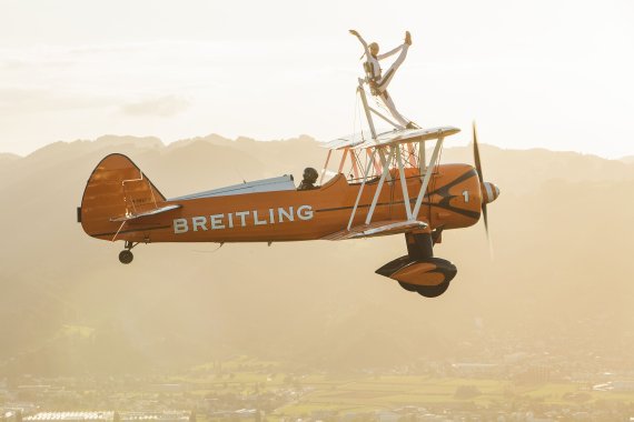 Miriam Höller auf dem Dach eines Flugzeuges beim Stunt