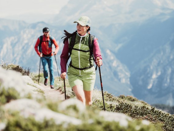 Frau und Mann wandern auf einem Berg