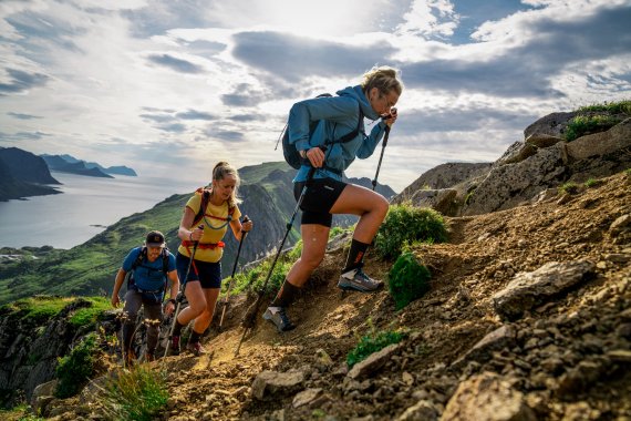 Gruppe von Menschen wandert auf einen Berg