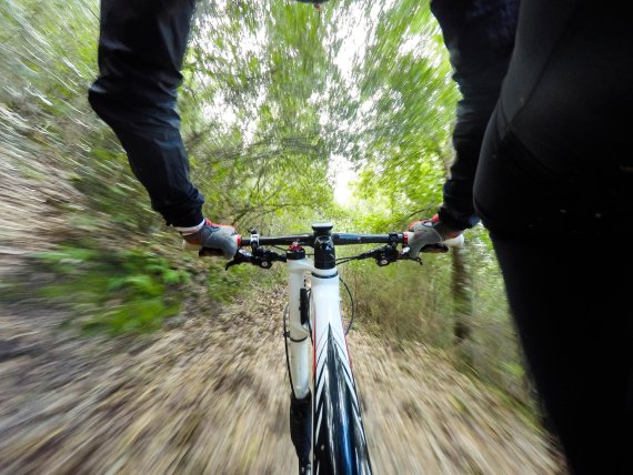 Ein Mountainbiker rast mit seinem Fahrrad bergab