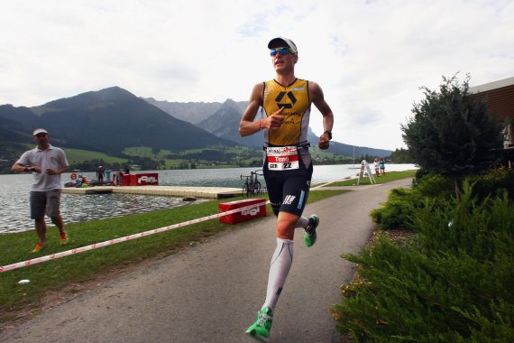 Triathlet mit Walchsee im Hintergrund.