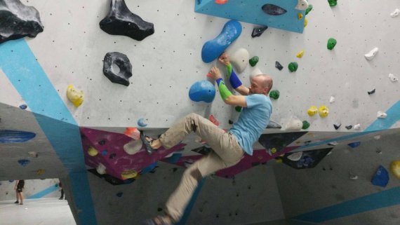 Steffen Hummel has tested his Vertics himself since day one – here while bouldering.