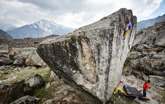 Die 8000er sind nur das Panorama: Bernd Zangerl interessiert sich für die kleinen Felsen.