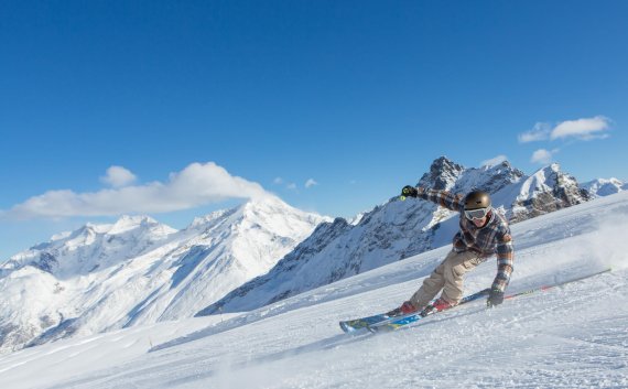 Saas-Fee im Kanton Wallis liegt umrahmt von insgesamt elf Viertausendern.