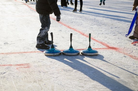 Eisstockschießen: Wir erklären die Regeln und die richtige Technik