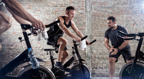 Eine Spinning-Session kann ganz schön hart sein – da hilft Musik zur Motivation.