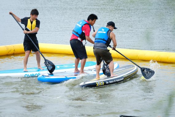 Auf dem ISPO Open Demo Day wird Stand-up Paddling zum Teamsport.