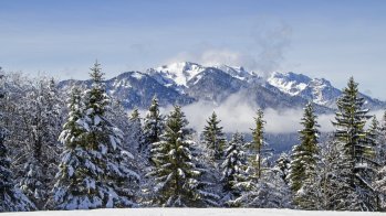 Die alpine Skitour-Route vom Pistenskigebiet am Brauneck auf die Benediktenwand (1800 m) ist nicht nur konditionell, sondern auch technisch durchaus fordernd.