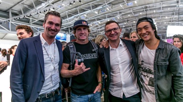 Der Head of ISPO Brandnew und der erste Overall Winner, natürlich mit Surfergruß: Markus Hefter, links neben Surf-Legende Robby Naish, erinnert an die Anfänge des weltweit größten Start-up-Wettbewerbs im Sportbusiness. 2018 gehört Robby Naish zur Jury von ISPO Brandnew.