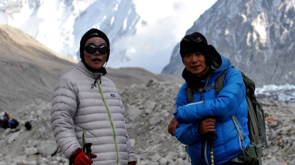 Ein chinesischer Teilnehmer einer kommerziellen Bergtour (l.) musste 2013 am Mount Everest auf 8650 Metern Höhe gerettet werden. 