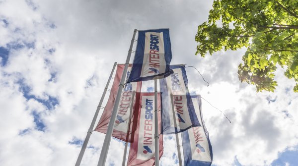 Intersport-Fahnen wehen im Wind