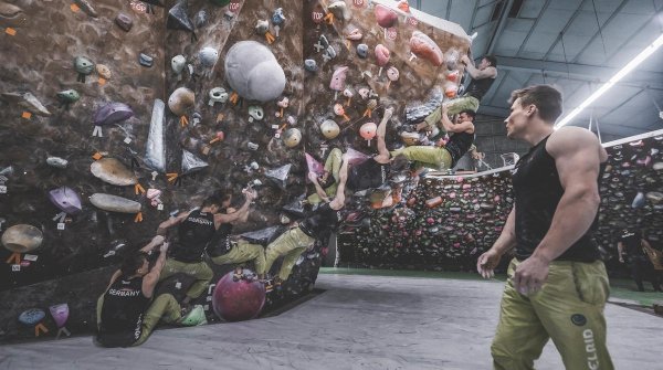 Chris Hanke, member of the perspective squad for the Olympics, shows his skills during the team trip in Japan.