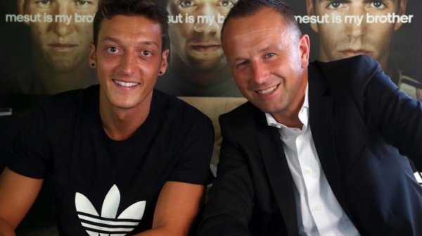 An der Seite der Nationalspieler: Oliver Brüggen (r.), PR-Chef von adidas, hier mit Mesut Özil, damals noch in Madrid.