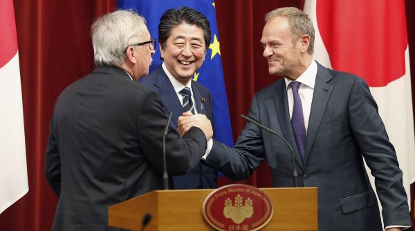 EU-Kommissionspräsident Jean-Claude Juncker, Japans Premier Shinzo Abe und EU-Ratspräsident Donald Tusk (v.l.n.r.) haben sich auf ein Freihandelsabkommen geeinigt.