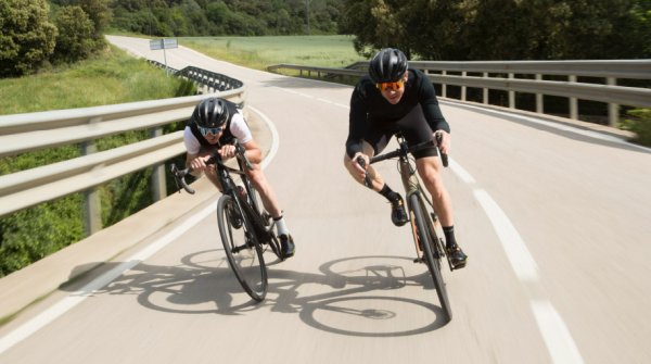 Focus bietet ein E-Rennrad an, das weniger als 13 Kilo wiegt