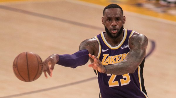 5. LeBron James: 47,91 Mio. Followers Lediglich ein Nicht-Fußballer schafft es in die weltweiten Top 10: Der Basketball-Superstar LeBron James verkörpert auf Instagram sportliche Höchstleistungen und NBA-Lifestyle. Er polarisiert ebenso wie sein neues Team, die Los Angeles Lakers.