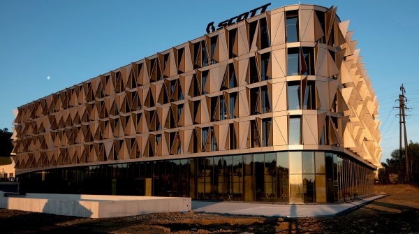 Das Gebäude besteht aus Holz, Beton, Glas und Metall.