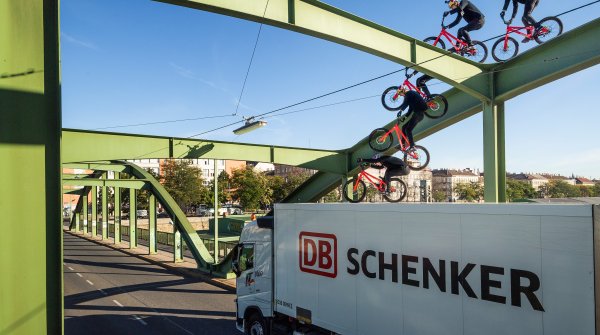 Fabio Wibmer schafft es schnell über den Lastwagen zurück auf die Straße.