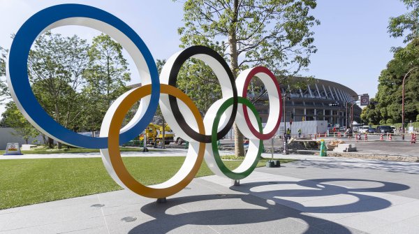 Die olympischen Ringe vor dem neuen Nationalstadion in Tokio - eine der Sportstätten der Olympischen Spiele.